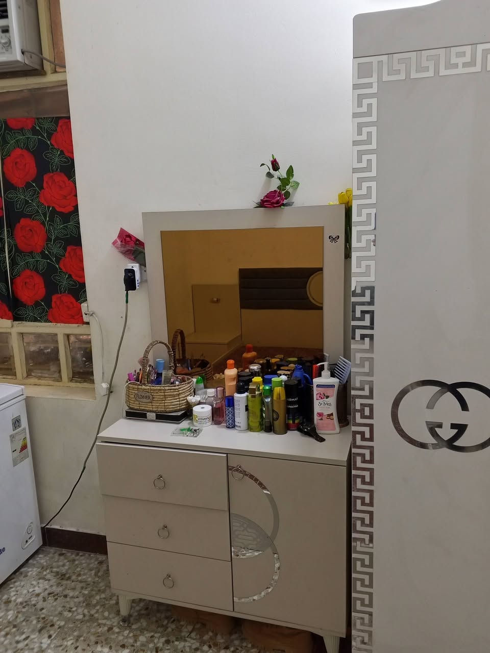 السلام عليكم أخواني وخواتي غرفة 6قطع أمانة الله العام مشتريهة من الأعظمية ب700 ألف أبيعة 350 قفل والكنتور أبو 3 أبواب التركي الأصلي ب 150ألف والمكيف جديد تدفئة تبريد أبو ال 3 سراوات 250 الطالع من القفص أسعار كلها بنص أغراض جديدة ومابيهن أي ضرر كودن عندي شيلة أريد أبيعهن رجاءً أسعار ثابتة ومال بيع الله يوفقكم العنوان بغداد الجديدة قريب الشارع العام ***********
