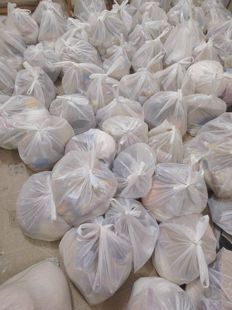 بفضل الله وبجهود أهل الخير أقام #فريق_سوا_نكدر_التطوعي حملة #دينار_الرحمة
 والتي تم خلالها تسليم (75) تجهيزات شتائية متكاملة شملت الملابس والأحذية والقماصل والجوارب والبطاطين والبردات والفرشات لتكون عوناً لهم في أيام البرد القاسية كما تم ضمن الحملة تسليم صوبات وسلال غذائية حرصاً على توفير الاحتياجات الأساسية للعوائل الكريمة وقد قدم جزء من هذا العطاء بنية وثواب أرواح أشخاص أموات ذكرت أسماؤهم حباً ووفاءً لهم 
سائلين الله أن يتقبل من جميع المتبرعين ويجعل ما قدموه رحمة وسعة في أرزاقهم وأجراً عظيماً لمن أخلص نيته لوجه الله تعالى. 
نرجو قراءة سورة الفاتحة إلى جميع أموات شيعة أمير المؤمنين عليه السلام وبالأخص أموات المتبرعين وأن يجعل الله هذا العمل في ميزان حسنات كل من ساهم ودعم وكان سبباً في وصول هذا الخير إلى مستحقيه ويطيب لنا أن نتقدم بجزيل الشكر والامتنان لكل متطوعي فريق سوا نكدر التطوعي ولكل من تبرع وتعاون وساند فبجهودكم وتكاتفكم يستمر العطاء ويكبر الأثر
للتواصل مع فريق سوا نكدر التطوعي ***********
#فريق_سوا_نكدر_التطوعي
#دينار_الرحمة
