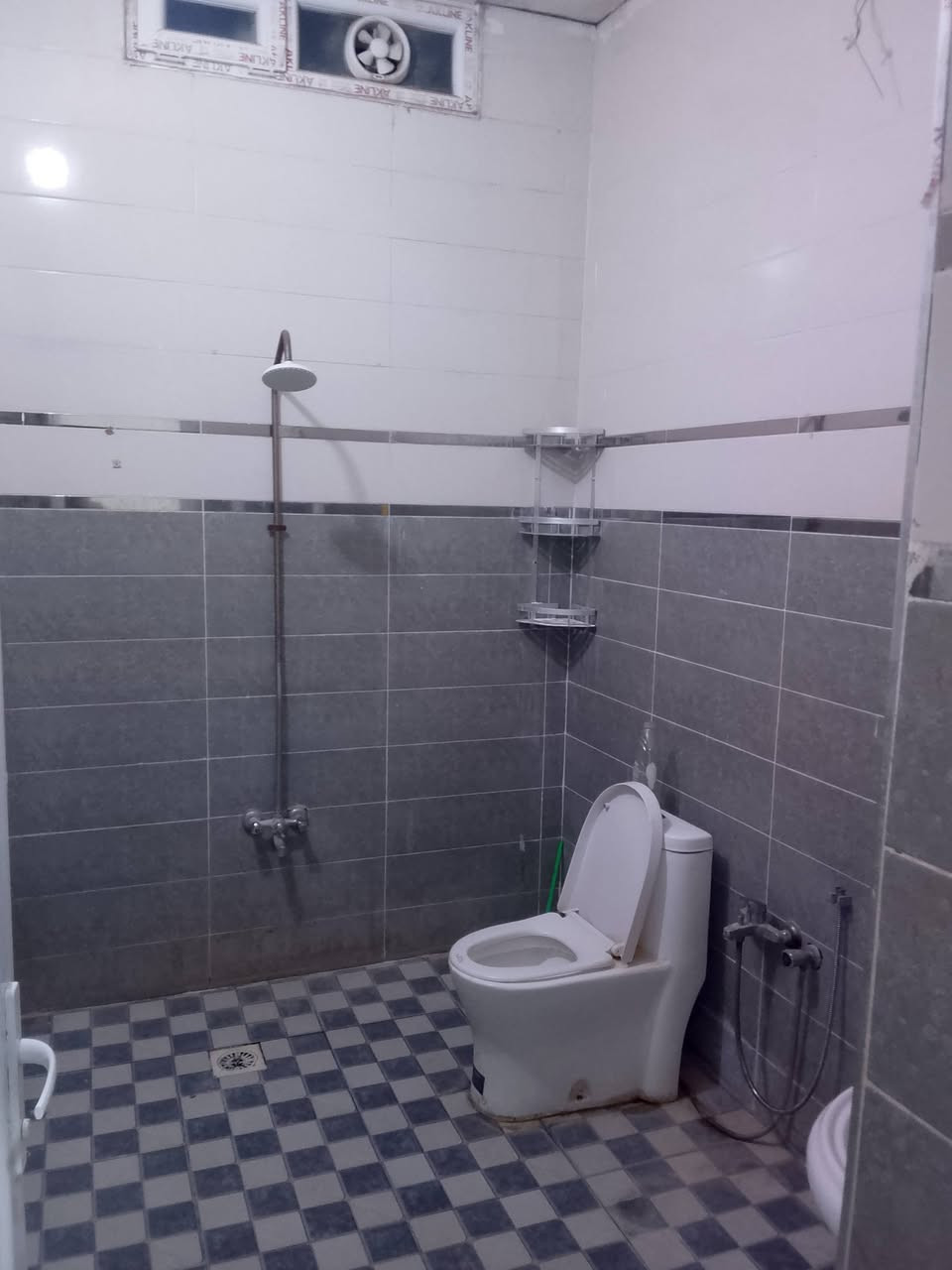 السلام عليكم شقة ارضية معزولة تمامأ كبيرة غرفتين وصالة كبيرة ومطبخ وحمامات عدد 2التاميم قادسية الثانية خلف ماركت المصطفى سعر ٣٠٠ الف للتواصل ***********
