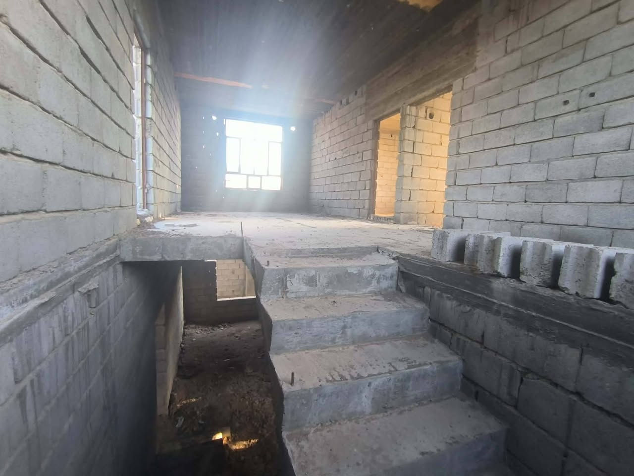 السلام عليكم هيكل للبيع طابقين مساحة400متر بي4غرف 5*5وصالة10*4ومطبخ6*5وستقبال6*4وحديقة وقف قادري منطقة ابوجسرة على شارع العام خاص مامتواجد للاتصال***********
