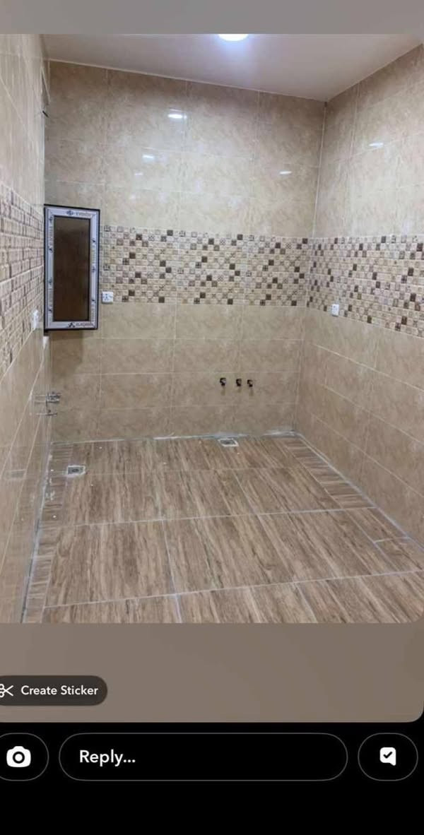 شقة للبيع مساحة ١٠٠ متر غرفتين وصالة وحمام ومطبخ معزول العنوان الاعظمية بالخدمي جهة السريع مال محمد القاسم بناء حديث مصعد شغال السعر ١١٥ وبي مجال
*********** حماده الطيب لترويج العقارات
