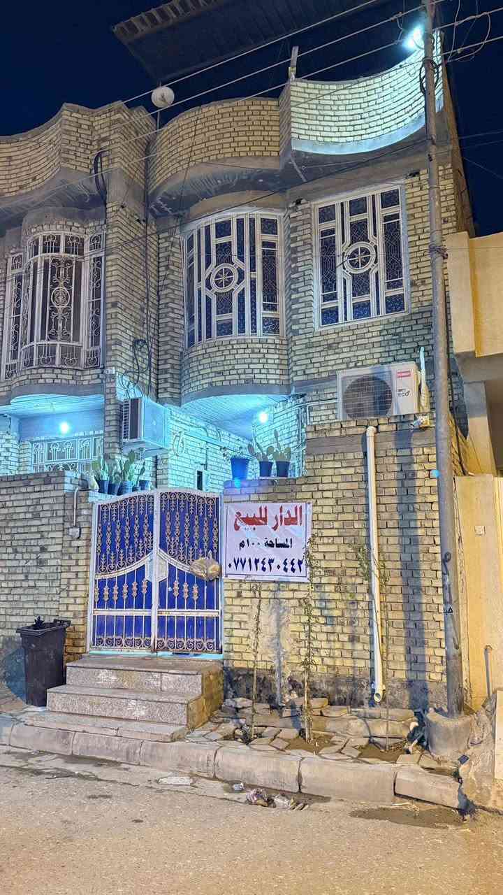 سلام عليكم بيت للبيع 100 م في حي الصحفيين البلوك الاول قرب فلكة القاضي الخدمي مال مطعم ليلى الشام ثالث فرع على اليمين البيت بناء حديث طابقين والطابق الاخير مسكف يحتوي البيت ديوانية ومطبخ وهول و حصيات وترك وبية غرفة جوه اما الطابق الثاني ٢ غرفة نوم و حصيات الطابق الاخير بيتونة والسطح امامي والسطح الخلفي مسكف ويصلح مخزن البيت ملك صرف الاستفسار اتصال على الرقم مكلف بالنشر *********** .
