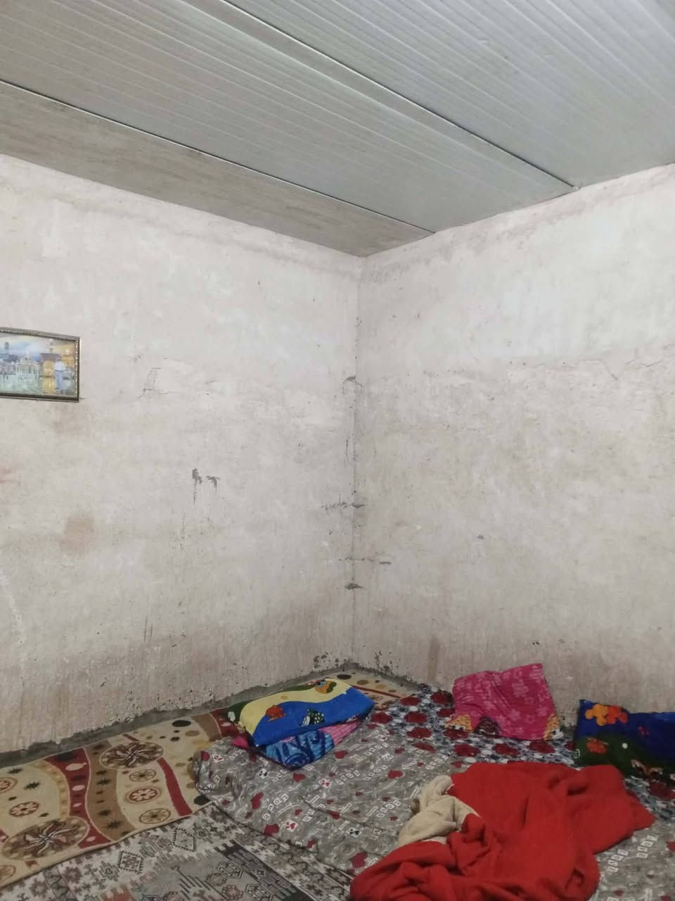 بيت للبيع بحي جواد مساحته ١٥٠ متر سقف سندويج غرفتين ومضيف وهول ومطبخ البيت يرادله ترتيب وشغل سعره ١٠ يرهم اقساط أو نقد 
 مي وكهرباء وتبليط الاستفسار ***********
