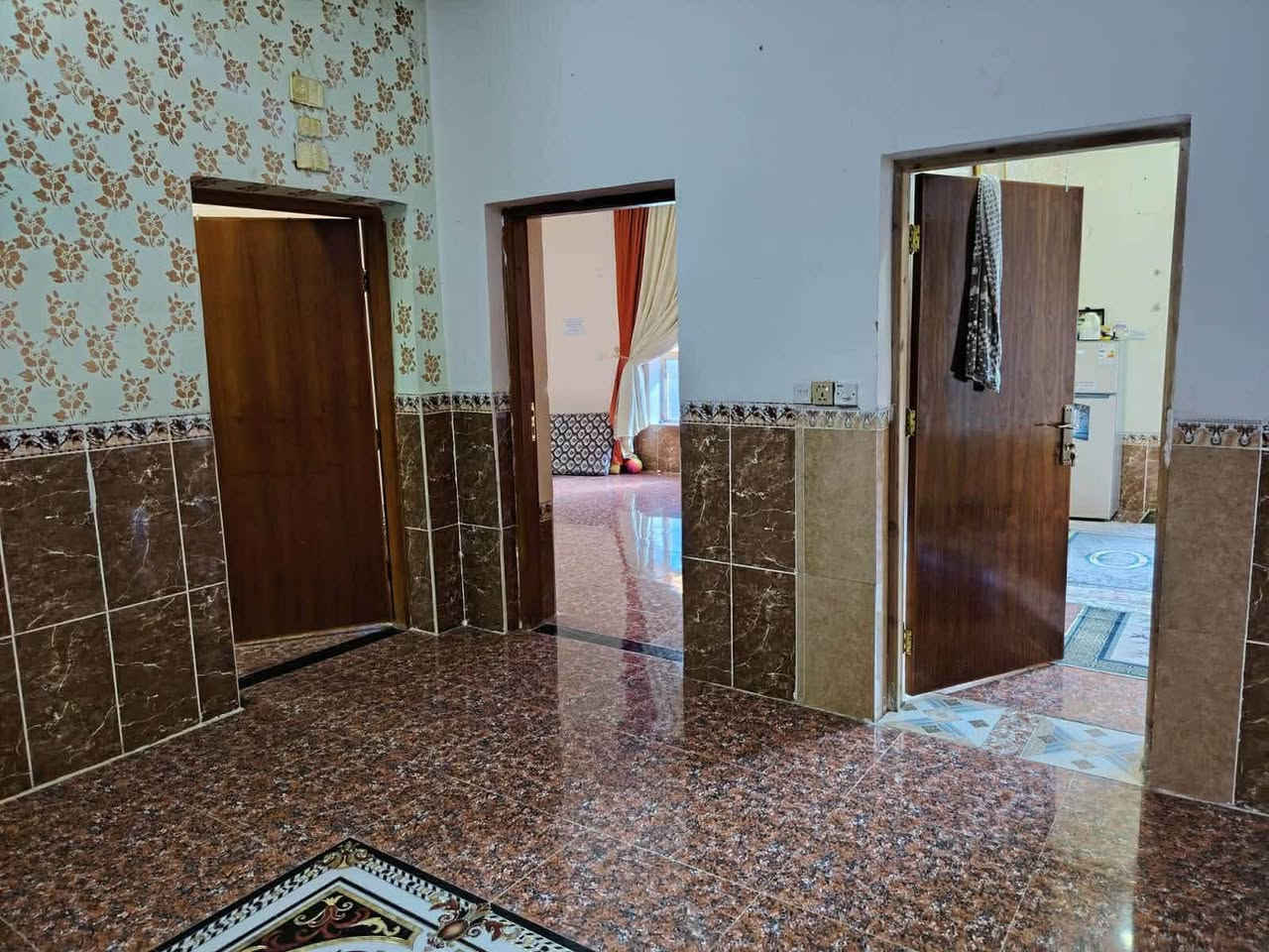 البيع الجزيرة البشعبان قرب جامع الجليل 

مساحة البيت الف 380 متر بناء حجر 
السعر 90 وقابل التفاوض 

الاتصال ***********
