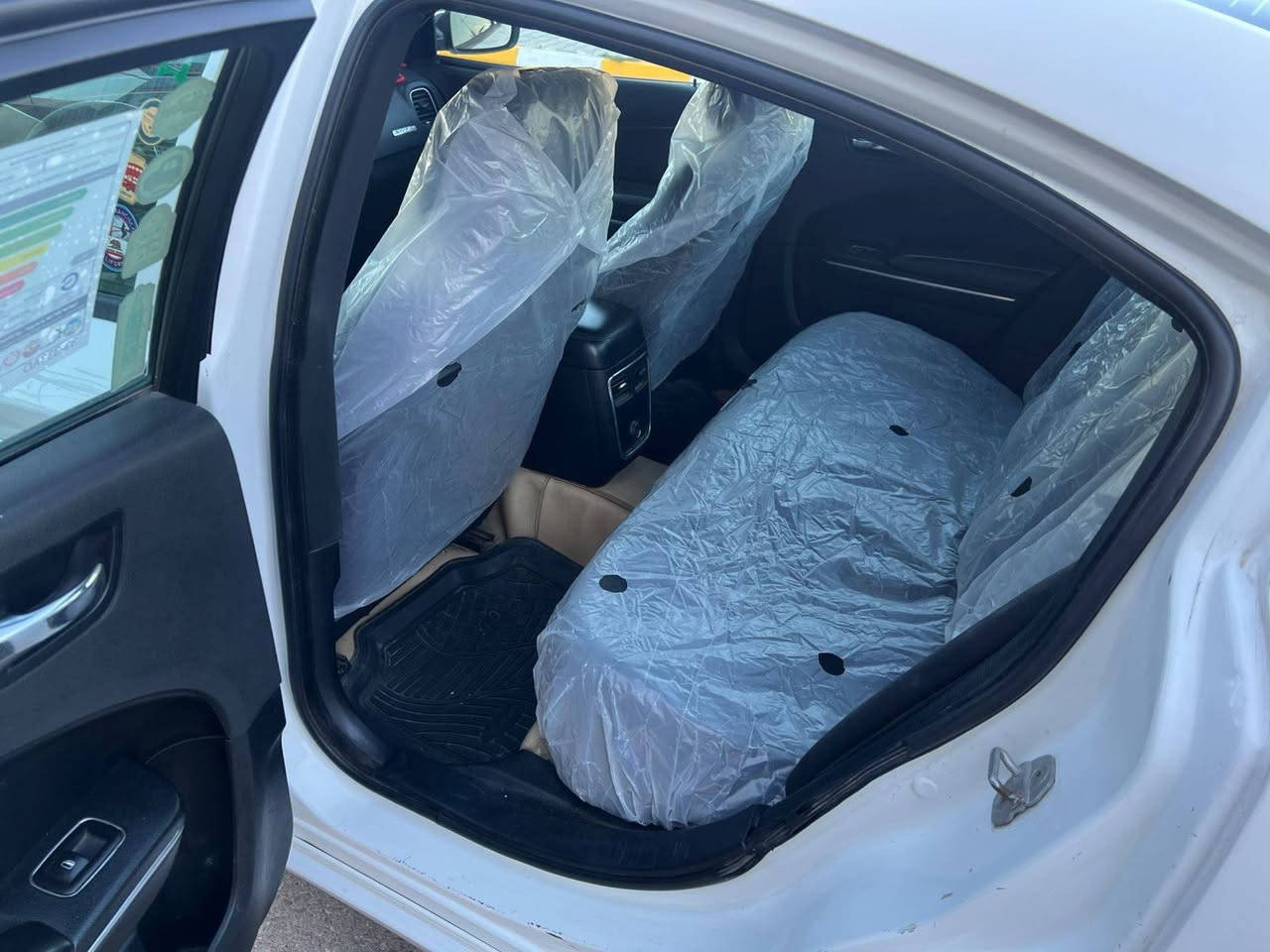 السلام عليكم جارجر موديل 2012 وارد امريكي بيها جاملغ امامي وبنيد وهنا بالعراق صار بيها باب السايق صبغ وباقي السياره مكفوله وجاهزه من تخم تاير من حداده امامي خلفي مكينه وكير 3600 مكفولات رقم بغداد دولي هزه وسنويه جديد التحويل مباشر مكان السياره بواسط سعر 127 رقم التليفون ***********
