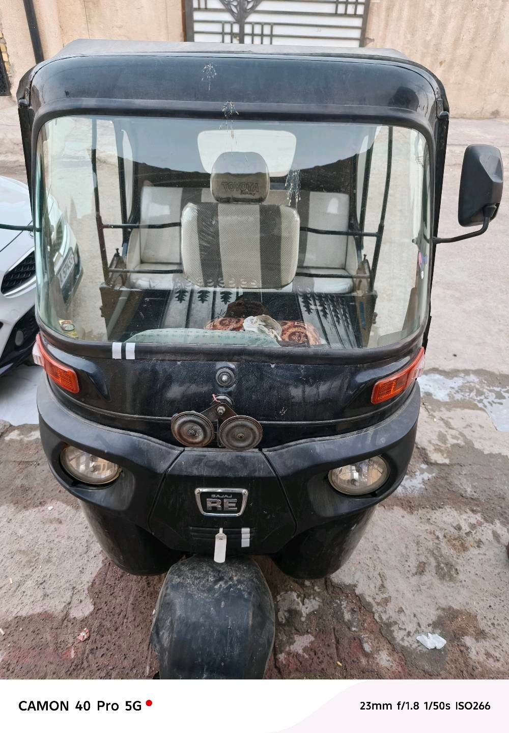 تكتك... لون... أسود... مديل//تكتك باجاج مديل 22 شهر ال 9 للبيع رقم و سنويه باسمي مشروع وطني تتحول بالبصره رقمه ذي قار الرقم الانكليزي بعده بالمرور دافع فلوس الرقم للمرور و الوصل عندي مال استلام الرقم تكتك نضيفه وخير من الله ما ناقصه اي شي تجي و تشوف بعينك الجسد بي شخوط قليله شوف العين سعرها ٨ و نص قفل شراي هلا بيك تكسر بسعرها ما ارد عليك والله يرزق الجميع ... ملاحظه التكتك مجفته تجفيت شركه صارله سبوعين + مبدل كلجات و زنجيل 