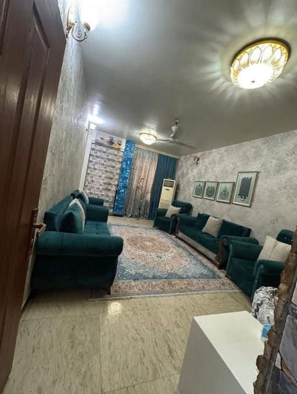 السلام عليكم 
العقار للبيع 
المساحة 150 متر  الوجه 7.5 النزال 20 
يحتوي على كراج وخدمات للضيوف واستقبال ومطبخ حار وبارد وغرفة نوم وخدمات 
الطابق الثاني 3 غرف نوم وخدمات 
والطابق الاخير بيتونه بالاضافة الى سطحين 

العنوان شارع فلسطين حي الادريسي محلة ٥٠٥ 
للأستفسار ***********
