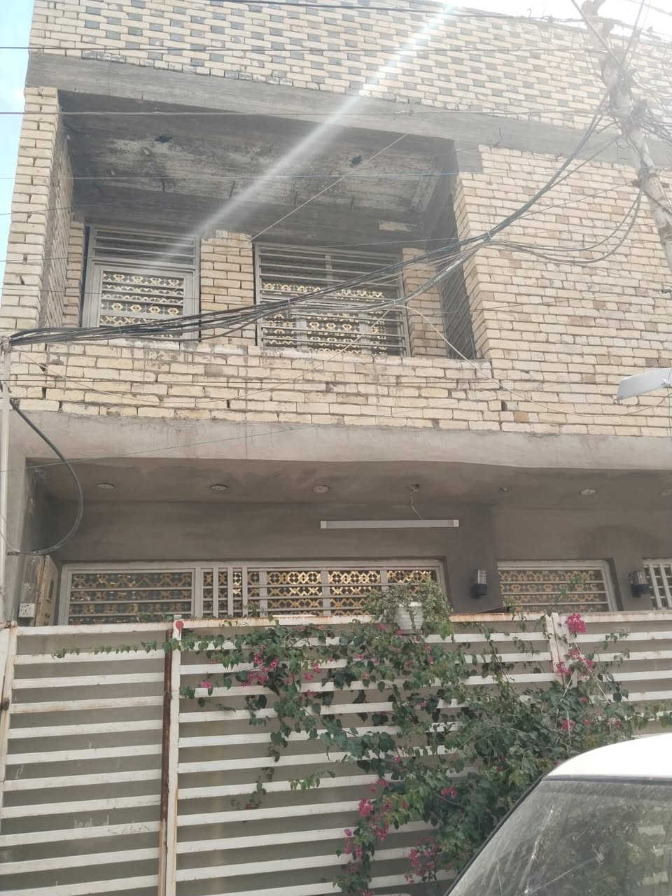 السلام عليكم بيت 75 واجه 7وونص نزال 10 للبيع  حي الفرات زقاق 28 قريب من السوك قريب من المستشفى مكانه حيل زين البيت 3 طوابق الطابق الاول كامل من كلشي الثاني والثالث هيكل مكاملات  علماً البيت يحتوي 4 غرف نوم الطابق الارضي غرفه وصاله وحمام ومنور خدمات كامل والثاني 2 وحمام ومنور وبلكونه والثالث غرفه وحمام بيت جديد بناء 25 للاستفسار ***********
