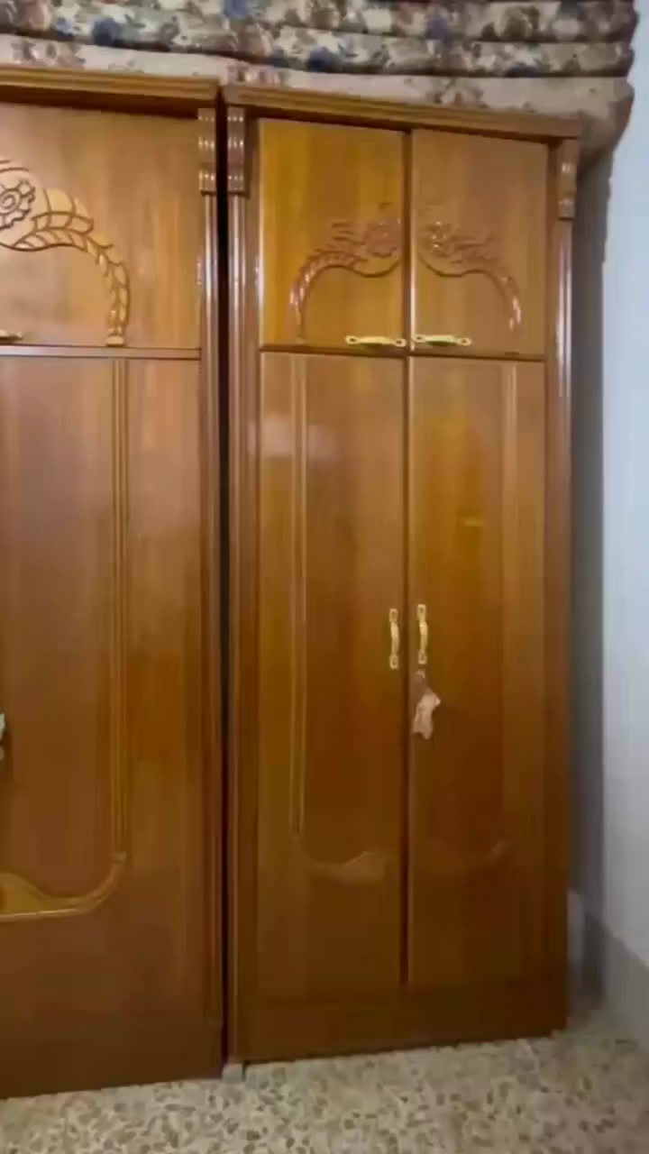 السلام وعليكم اغراض منزل للبيع مستعملين شي قليل
1/ غرفه نوم خشب صاج عراقي ثقيل سعرها 750 وبيها مجال شي قليل 
2/كاونتر مع طباخ حيل نضيف سعرو 300وبي مجال
3/طخم ديوان مع الطبلات والفرشات كامل 250 وبي مجال 
4/ وتخت اطفال 20 وبي مجال الاستفسار على الهاتف ***********
