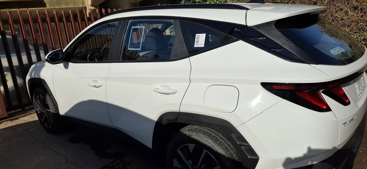 توسان 2021 خليجي ماشيه ٣١٨٠٠
رقم بغداد جديد مكفوله من صبغ وتبديل 
فقط بارد قليل في باب الخلف السائق 
موصفاته قماره حديد بصمه وتشغيل عن بعد 
كشن كهرباء وحساس امامي وخلفي وكامرا وشاشه  ماشيه ٣١٨٠٠ 
السعر  19600
للاستفسار *********** بغداد, العراق
