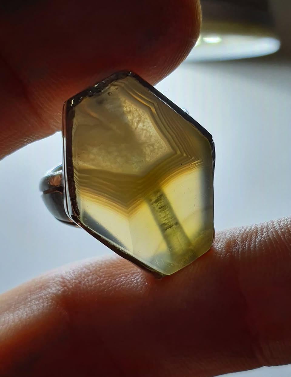 ماشاءالله…جزعة يمانية أصلية قديمة ملمعة فقط تلميع بسبب التكلسات والاملاح مال الكاع الي كانت مضيعه شكلها وجمالها صياغة يدوية درجة أولى للبيع بسعر 150 الف
***********
