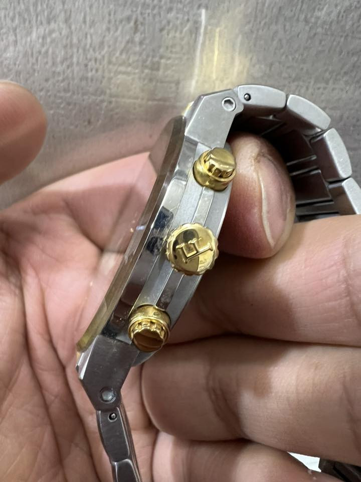 للبيع ساعة Salvatore Ferragamo من تشكيلة Sapphire الفاخرة، تتميز بتصميم عصري يجمع بين الأناقة السويسرية والذوق الإيطالي الرفيع.
• الموديل: Ferragamo Sapphire Chronograph (SFME).
• الميناء: لون أخضر زيتوني مميز بنقشة شعار "Gancini" المزدوج.
• الهيكل: ستانلس ستيل (Stainless Steel) مع تفاصيل باللون الذهبي (Two-tone).
• الزجاج: ياقوت مقاوم للخدش (Sapphire Crystal).
• المحرك: سويسري الصنع (Swiss Made) لضمان دقة متناهية.
• المقاومة: مقاومة للماء حتى عمق 50 متر (5 ATM).
• الحالة: ممتازة /).
الساعة قطعة استثمارية رائعة ومثالية للمناسبات الرسمية واليومية.
السعر المطلوب: (370 دولار )
للتواصل: (وتساب ***********)
