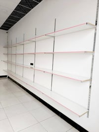 مكلف بالنشر رفوف خشبيه درجه اولى مع الاطار  + سكك حديد جداريه + جناكيل...