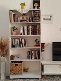 ڕەفەی کتێب تەختەیە  ڕەنگی  سپییە  بۆ فرۆشتن زۆر تۆکمە و جوان و تازەیە ...