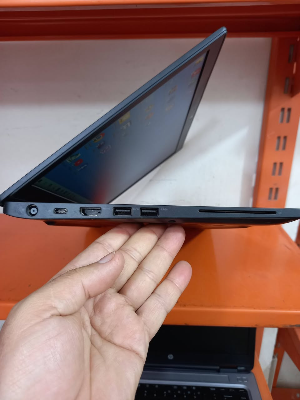 لابتوب دل dell 

الجيل السادس 
المعالج كور اي 5 الجيل 6
الهارد    256 ssd 
الرام 8.  ddr4 
كارت الشاشة  4  شير 
حجم الشاشة  14
الشاحنة اصلية 
يحتوي على منفذ تايب سي للشحن او نقل البيانات
نظام التشغيل ويندوز 10 عربي انكليزي 
الملحقات شاحنة وجنطة 
السعر  185
***********
***********
يوجد توصيل

متوفر 
تتوفر مجموعة لابتوبات بأسعار مناسبة ومواصفات
