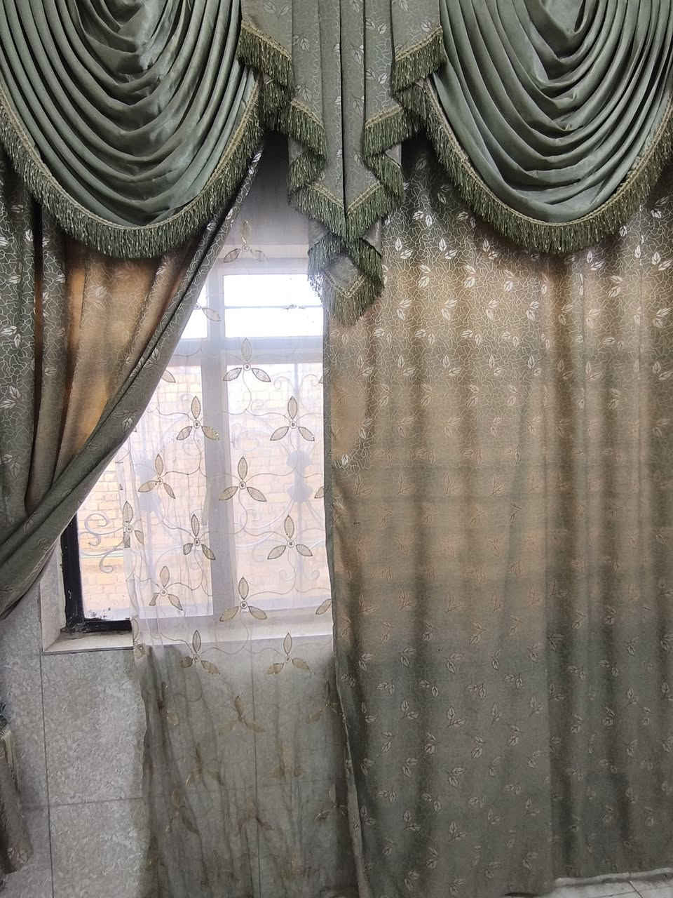 هاي الستارة تعتبر موديل كلاسيكي فخم بنمط “Swag Valance” أو “Pelmet”، ويستخدم غالبًا بغرف الضيوف والصالات
فاصيل المنتج الظاهرة بالصورة:
اللون: أخضر زيتي / Sage Green
النوع: ستارة مع فالانس (ديكور علوي) وكشاكش جانبية
القماش: غالبًا بوليستر مخملي أو جاكار ثقيل �
Discover Curtains +١
التصميم: كلاسيكي ملكي مع تطريز خفيف وشرّابات
نسبة حجب الضوء: متوسطة إلى عالية حسب سماكة القماش �
Discover Curtains +١
الاستخدام: صالات، غرف استقبال، أو غرف نوم كلاسيكية
الإكسسوارات:
شرّابات جانبية (Tassels)
طبقة ديكور علوية متدلية
ستارة داخلية بنقشة ناعمة
هذا النمط يسموه أيضًا “Window Valance” أو “Swag Curtain” بالديكور العالمي. �
ويكيبيديا
والستايل الكلاسيكي المشابه رجع يصير ترند بشكل أبسط وأهدأ بالتصاميم الحديثة. � ناصرية, ذي قار


**إذا كنت صاحب هذا الإعلان وتريد حذفه لأي سبب، رجاءا أرسل رسالة إلى الدعم الفني**