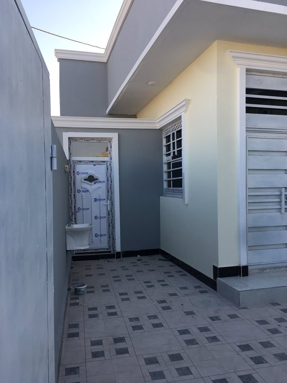 السلام عليكم منازل عدد 2 مساحه كل واحد 200
زراعي وصل طابو مكانهن ناصريه منطقه سبل ثانيه 
كل منزل يحتوي على 

غرفتين /صاله/ مطبخ حار وبارد/ صحيات داخليه وخارجيه / واستقبال / كراج سياره 

رباط كونكريت وبناء بلوك وسقف صب كونكريت 
وسطح اشتايكر

ملحقات /تانكي ماي 1000 لتر/ ماطور جحم وسط وكيزر وخلاطات ومغسله جاهز ع اخر حبايه تسكن كبل 
يوجد ماي / كهرباء / امبير /مدرسه / جيران منطقه متكامله 
السعر ع خاص او تصال 

***********/ ***********
