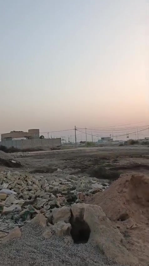 سلام عليكم 
قطعه طابو صرف 
مساحه 300 وزياده 
لصوره قبل سنتين مصور لقطعه حاليا بيوت داير مداير لقطع ومكان مرتب 
مكان لقطعه (السنيه قرب بانزين لخانه ) حي لحسين 
للستفسار ع رقم ***********
