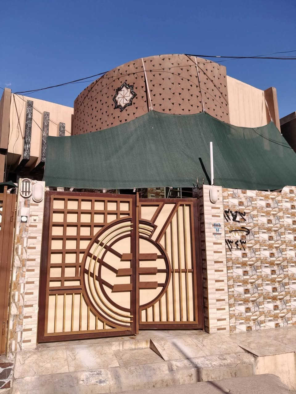 دار للبيع موصل حي الانتصار شارع 60 
خلف المستوصف بل ضبط مساحه الدار 
125 متر بناء حديث يتكون الدار من غرفتين نوم 💤 وهول ستقبال مطبخ مشتملات بيتونه سند طابو الزهور شرط التحويل خدمات كامله تبليط السعر خاص او تواص عبر الارقام التالية للاستفسار الانتصال ع الاقام التاليه 
***********وتساب ابو مصطفئ النمراوي 
*********** وتساب ابو حيدر النمراوي
