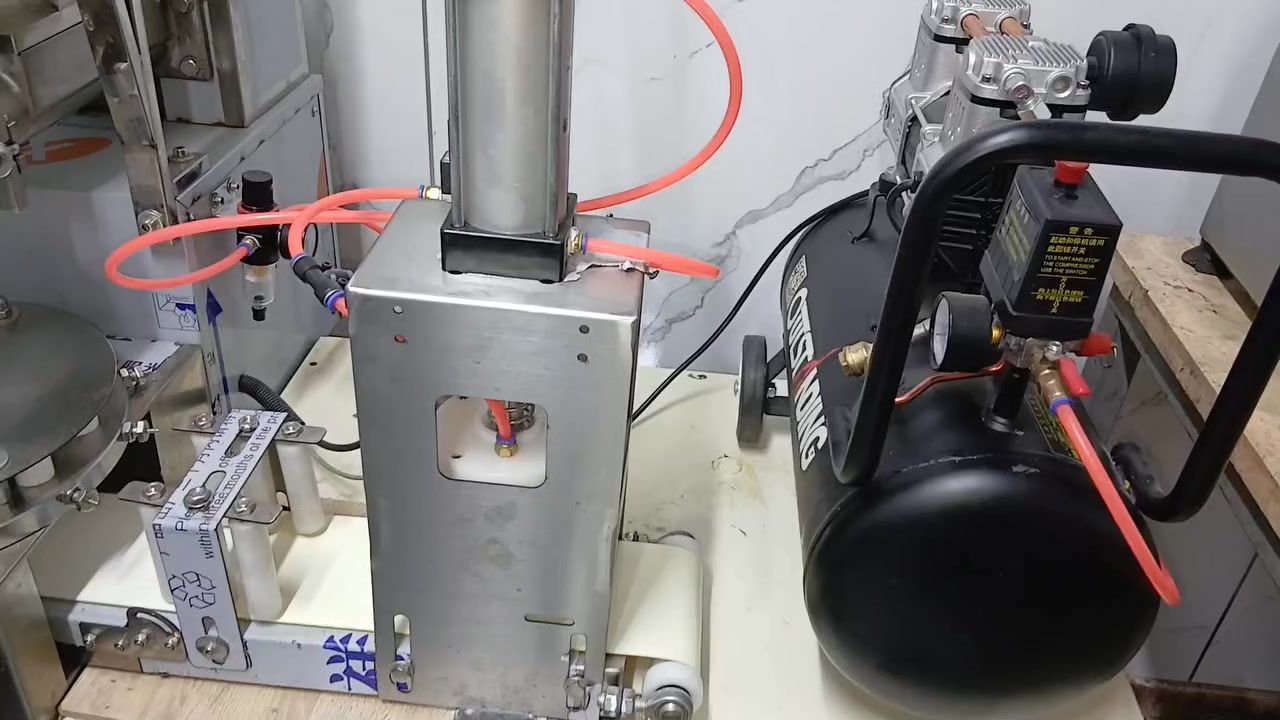 السلام عليكم ماكنة كبة جديدة غير مستعمله البيع تحتوي على قوالب كبب مع الكمبريسر ومكبس الاستفسار الاتصال على الرقم ***********
