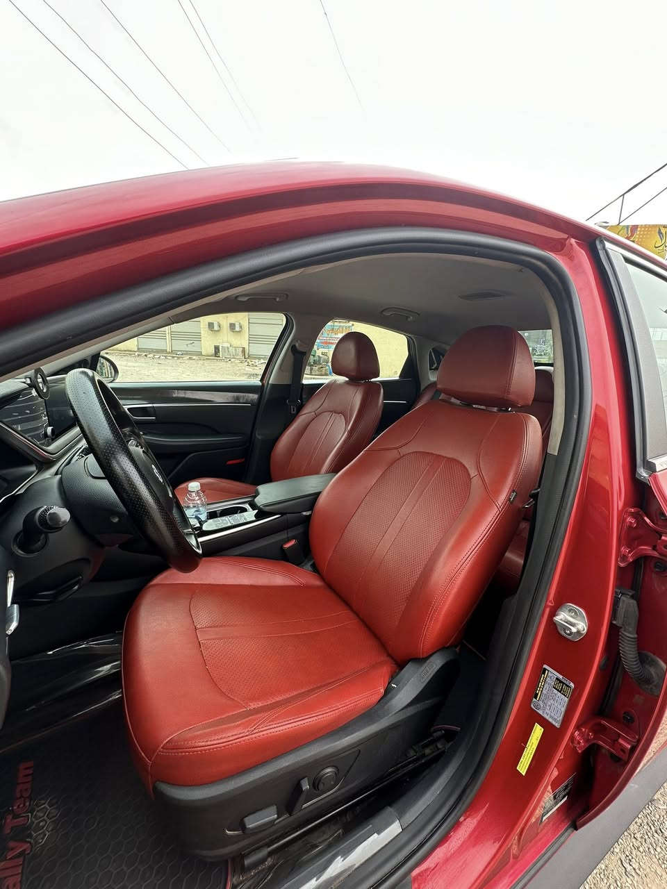 السلام عليكم 
من رخصة الادمن
سوناتا 2020
رقم بغداد بسمي 
ماشيه 170 
صور الضرر بل منشور
غرتها مغلف جلد
مكاني الانبار الرمادي
السعر 147 وبيها مجال
رقم تلفوني ***********
