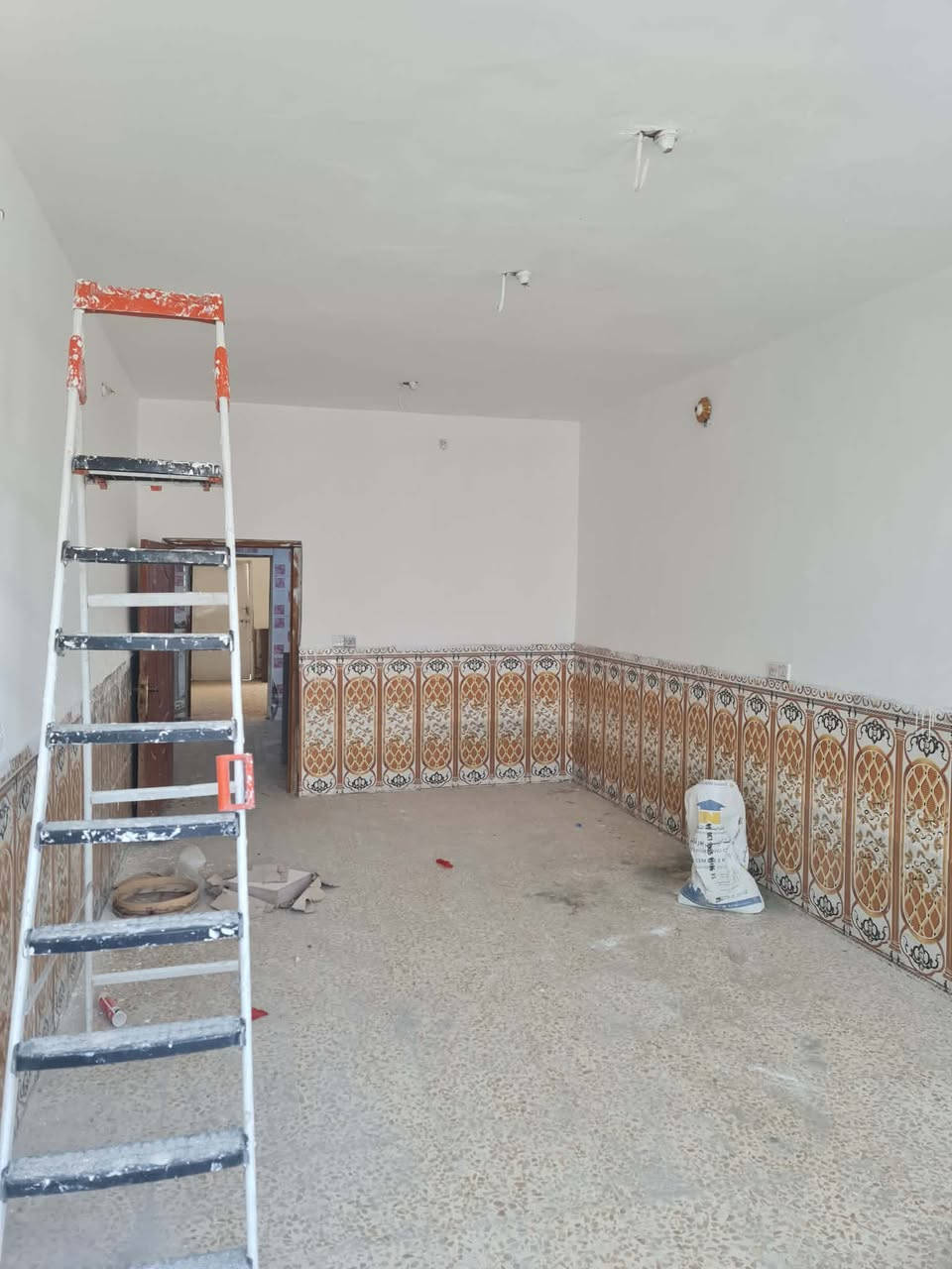 مشتمل للبيع بسعر مناسب جداً 
مقابل مول زيد شارع 80 
بناء حديث مساحة 100 متر 
للاستفسار الاتصال ع الرقم ***********
