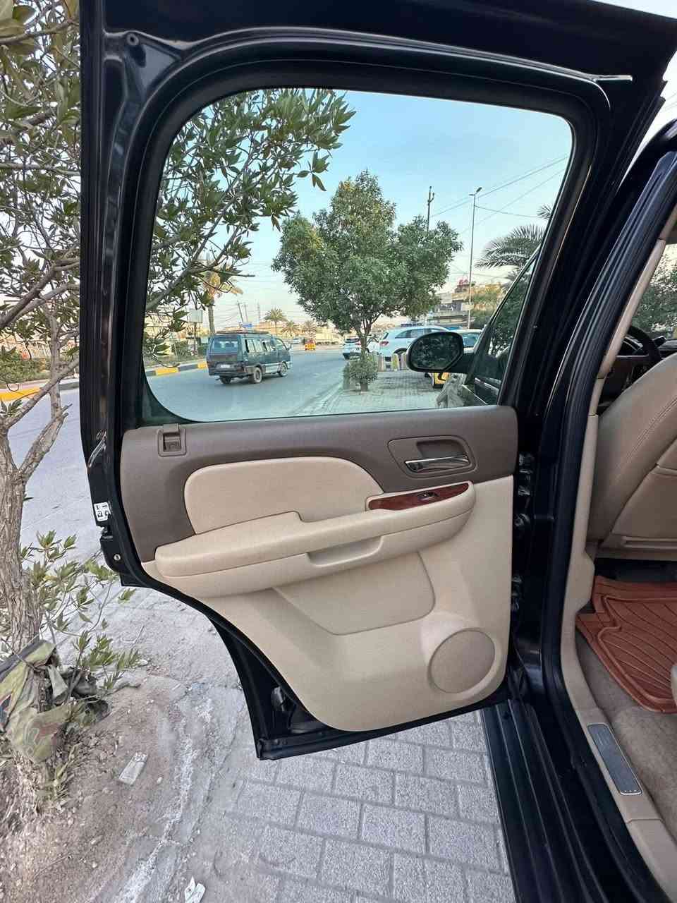 السلام عليكم تاهو موديل ١٠ خليجي بيه بس خشم الجاملغ بي هاي الطخه ونصبغ وبيه اشويه مال البنيد ومطبك والباقي كله كفاله فول السياره بيه ادامه كامله تورباين جديد يعني كير ومكينه جدد ماشيه ١٤٧ الرقم بغداد بسمي الرقم ***********
