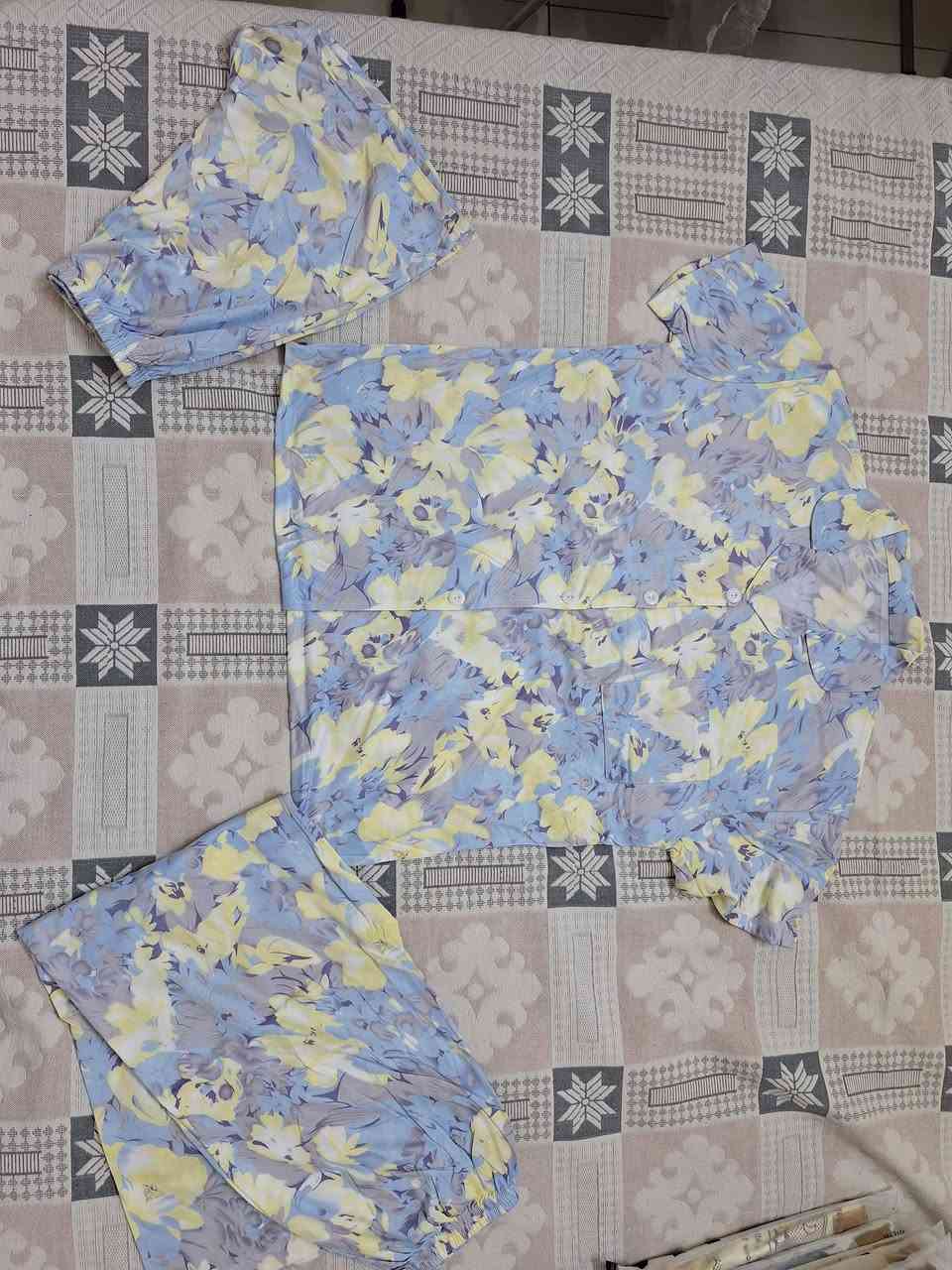 تراكات نسائي من وزن ٥٥ل٩٠ 
٣ قطع فانيلا ليكرا بسعر حلو 
مكاني كرادة خارج ماعندي توصيل الا ضمن الكرادة


**إذا كنت صاحب هذا الإعلان وتريد حذفه لأي سبب، رجاءا أرسل رسالة إلى الدعم الفني**