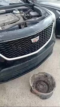 كديلاك اكس تي فور على حادثه سياره بغداد مواصفات فول  السعر 10000 دولار...