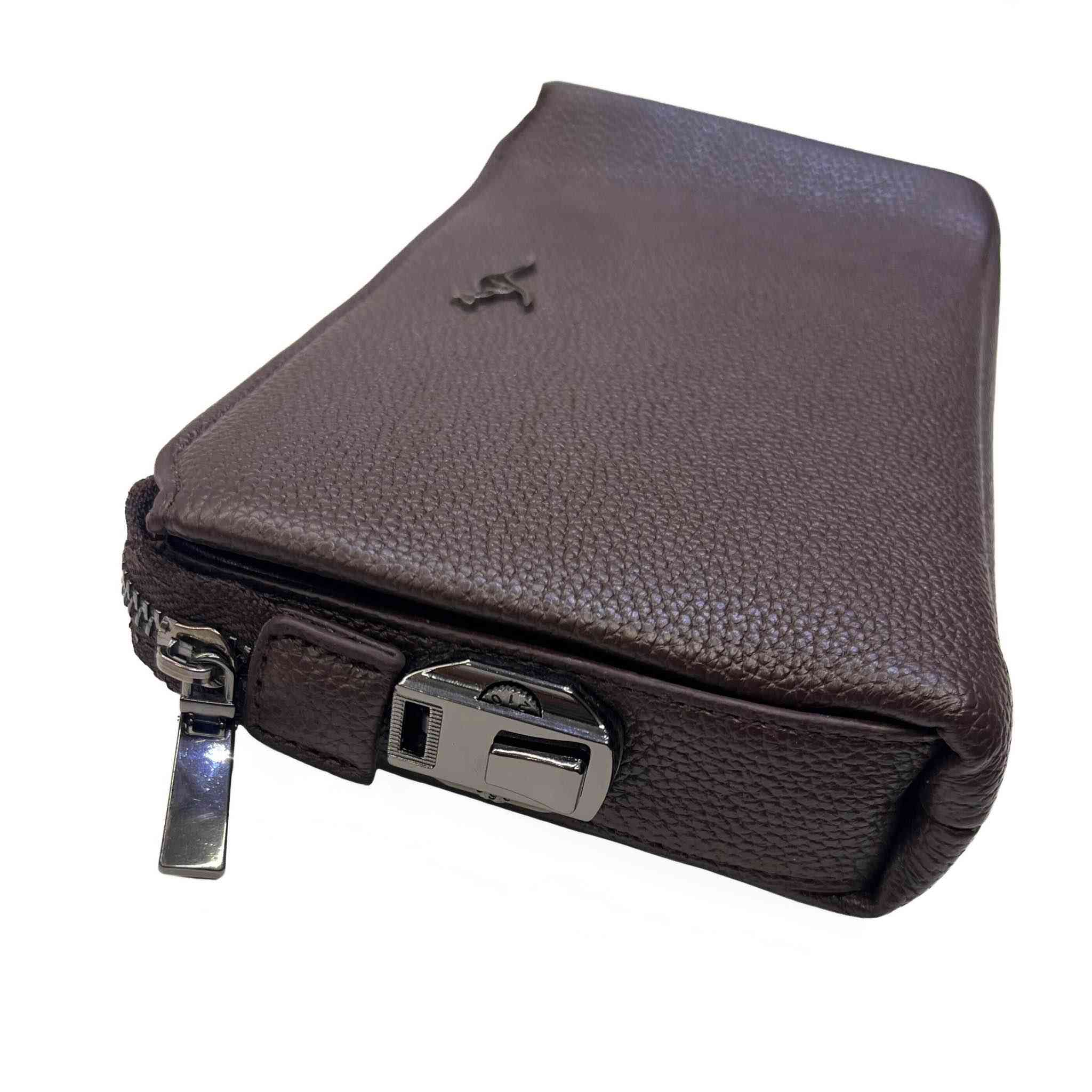 حقيبة جلد فاخرة مصنوعة من أجود أنواع الجلد الطبيعي لتمنح مظهراً أنيقاً ومتيناً في الوقت نفسه.

بني داكن أنيق يناسب جميع الإطلالات الرسمية والكاجوال.

مستطيل عصري مع مقبض علوي مريح للحمل اليومي.

مزودة بقفل معدني أنيق ومحكم لتأمين المقتنيات بأمان تام.

لمسات معدنية لامعة تضيف فخامة وأناقة للحقيبة.

مثالية لحمل المستندات، الأجهزة اللوحية، أو الاستخدام اليومي العصري مع وجود جيوب داخلية.

تجمع بين الفخامة، العملية، والمتانة في تصميم واحد يليق بالذوق الرفيع بغداد, العراق


**إذا كنت صاحب هذا الإعلان وتريد حذفه لأي سبب، رجاءا أرسل رسالة إلى الدعم الفني**