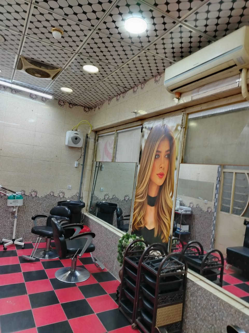 صالون نسائي للأيجار مؤثث الدور السلام شارع 30 قريب مدرسة كنوز المعرفه للأستفسار الاتصال على ***********
