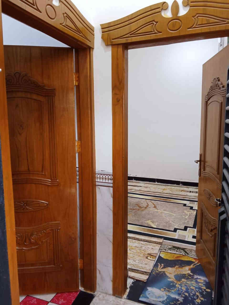 بيت للبيع من صاحب الملك نفسه الشراي احوله اله
 المساحة / 160 متر 
نوع الطابو / ملك صرف
سنة البناء / 2024 البناء بلوك الشلامجة بناء حديث والبيت ركن
طابق واحد
يحتوي على استقبال ومطبخ وصاله وغرفتين نوم وكراج وصحيات داخلية وخارجية
العنوان / البصرة . التنومة . حي الجامعة . نهاية شارع سيد عواد
السعر / 225 مليون وبي مجال
باقي التفاصيل خاص او واتساب فقط 
***********
