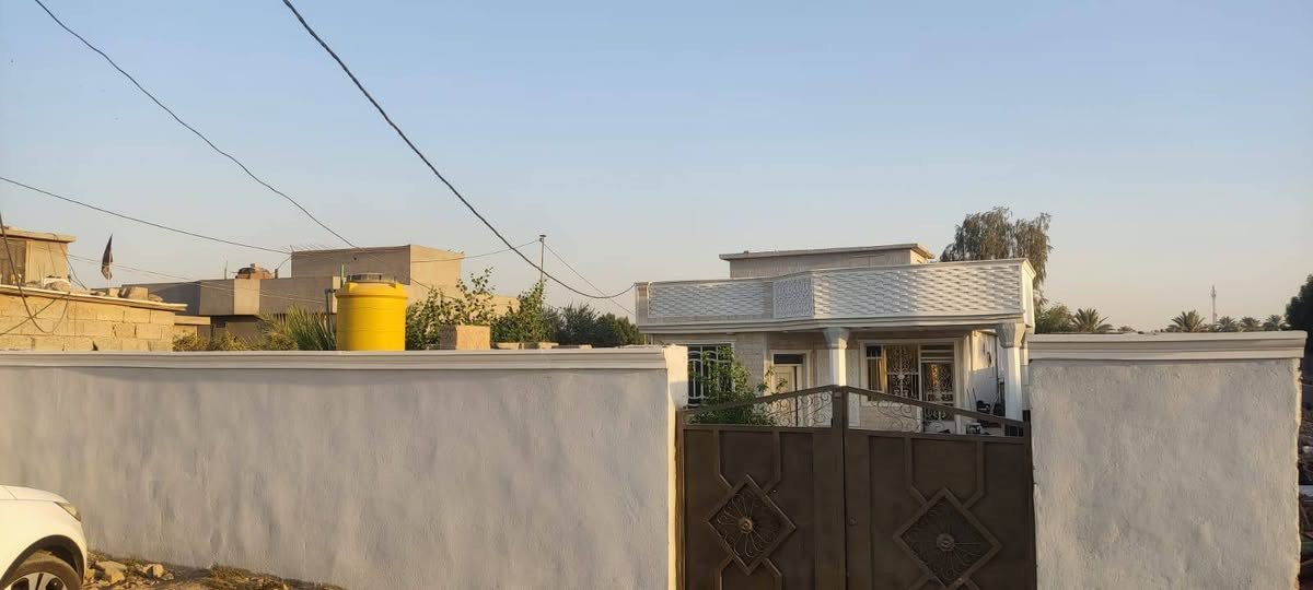 السلام عليكم 
دار للبيع المدائن قرب بريجان مدخل شارع المعله
التفاصيل 
المساحة (650)م واجهة (16)م نزال (42)م
مساحة البناء (150)م 
البناء/ استقبال+ مطبخ+غرف نوم 2 + صاله + صحيات داخليه خارجية 
كافه الخدمات تبليط ماء كهرباء نوع الأرض زراعي قرار 117
للاستفسار اكثر الاتصال على الرقم (***********)
