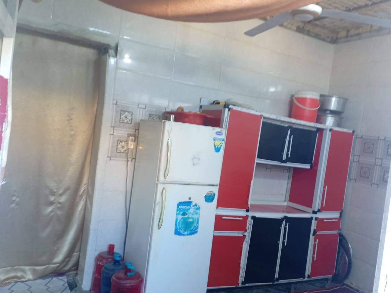 السلام عليكم بيت زراعي للبيع المساحه ١٥٠ يحتوي على غرفتين وصاله كبيره ومطبخ واستقبال الواجه ١٠ نزال ١٥ نقص ارضيه وسقف ثانوي العنوان ديوانيه طريق السنيه قرب معمل الاصباغ يبعد عن الشارع العام ٥٠٠ متر يوجد طريق تبليط من الشارع العام لحد خلف الدار مسافه ١٠٠ متر السعر ٣٢ وبي مجال بسيط الاتصال على الرقم ***********
