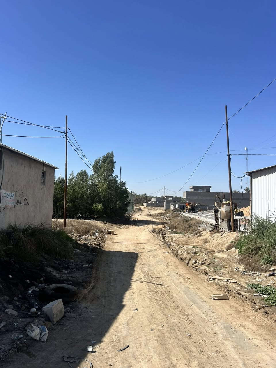 السلام عليكم قطعه زراعيه ٢٠٠ متر واجهيه ٨ ونزال ٢٥ موقع حلو بضهر الجمعيه يم المعلب كما موضح بالفديو السعر ٢٨ وبيها مجال قليل تبعد عن شارع الجمعيه تبليط ٢٠٠ متر خدمات متوفره ماعدا التبليط 
الاستفسار *********** المهندس حسين الاعرجي
