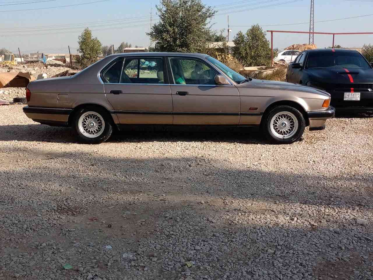السلام عليكم 
Bmw
735 للبيع .
معمره تعمير صحيح مال جناي .
المواد اللي تم أستبدالها 
1/ گير ميكانيكي حاويه .
2/جامه أماميه 
3/غرفه بالكامل نفس شغل الوكاله .
4/ حداديه أماميه بالكامل 
لويات فلنجات مغازل بوش زيتيه دبلات ربلات محرك شيال گير صليب گاردن سيم سايد بريك جعمقه مع بور ستيرن حاويه .داينمو حاويه 
درايمات خلفيه تبديل جميع بوش العربانه الخلفيه 
دبلات خلفيه دسكات خلفيه وأماميه .

المواد اللي ذكرتها عندي بيها وصولات 
وتبديلهن جديد مو قديم قبل شهر .

نواقصها طبرباز أمامي جهة السائق .
قاعدة أرقام يدة الگير .
لايتات ينرادلهن تقسيم .
والجاملغ الأمامي جهة السايق جارد .
محرك مكفول .
تبريد شغال .
موديل 91 .
گشرها نظيف بس تحتاج صبغه صحيحه .
مكانها بالنجف .
سعرها النهائي 55 ورقه .
تشوفها غاليه عليك أعبرها خل تولي .
هي وفضالتك.

ما أعتقد بقى شي ماذكرته بيها .
أخييك لا تخابرني وتسألني شبيها ما بيها .

وأذا أكو صقر جديد أو باخره أراوس والفرق موجود .

***********
