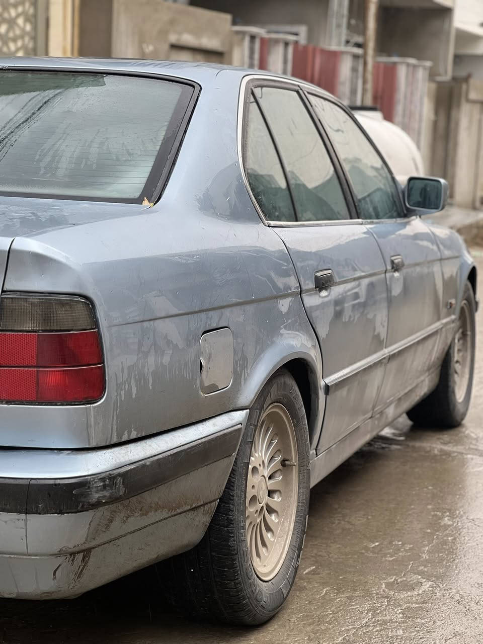 مكينه 525 كبس عدل المرغوب
موديل 1991 محدث ١٩٩٥ داخل خارج 
كير  مال صقر مكينه خير من الله 
بجم عريض غرفة جلد
صاج ملكي 
دبل جكمجة دبل ايرباك 
فتحة سقف 
اكسل جديد  
‏ABS جديد
مسويلها ادامه كامله من بلكات مجاول حساس صالنصه دهن الكير فلتر كير نوزلات حتى فلتر مكينه كله جديد فلتر بانزين 
راديتر جديد انسى الحماوه 
تبريد شغال ثلج خير من الله 
لايت منظومه زنون جديد
بيها ضربه جانلغ خلفي فقططط وايرفلو واكف.
سعرها 63 وبيها مجال كوبون بانزين بيها عليها غرامة ١٠٠ الف ينزل من السعر سيارة مال جناي 
رقم تلفون ***********
مكاني موصل
