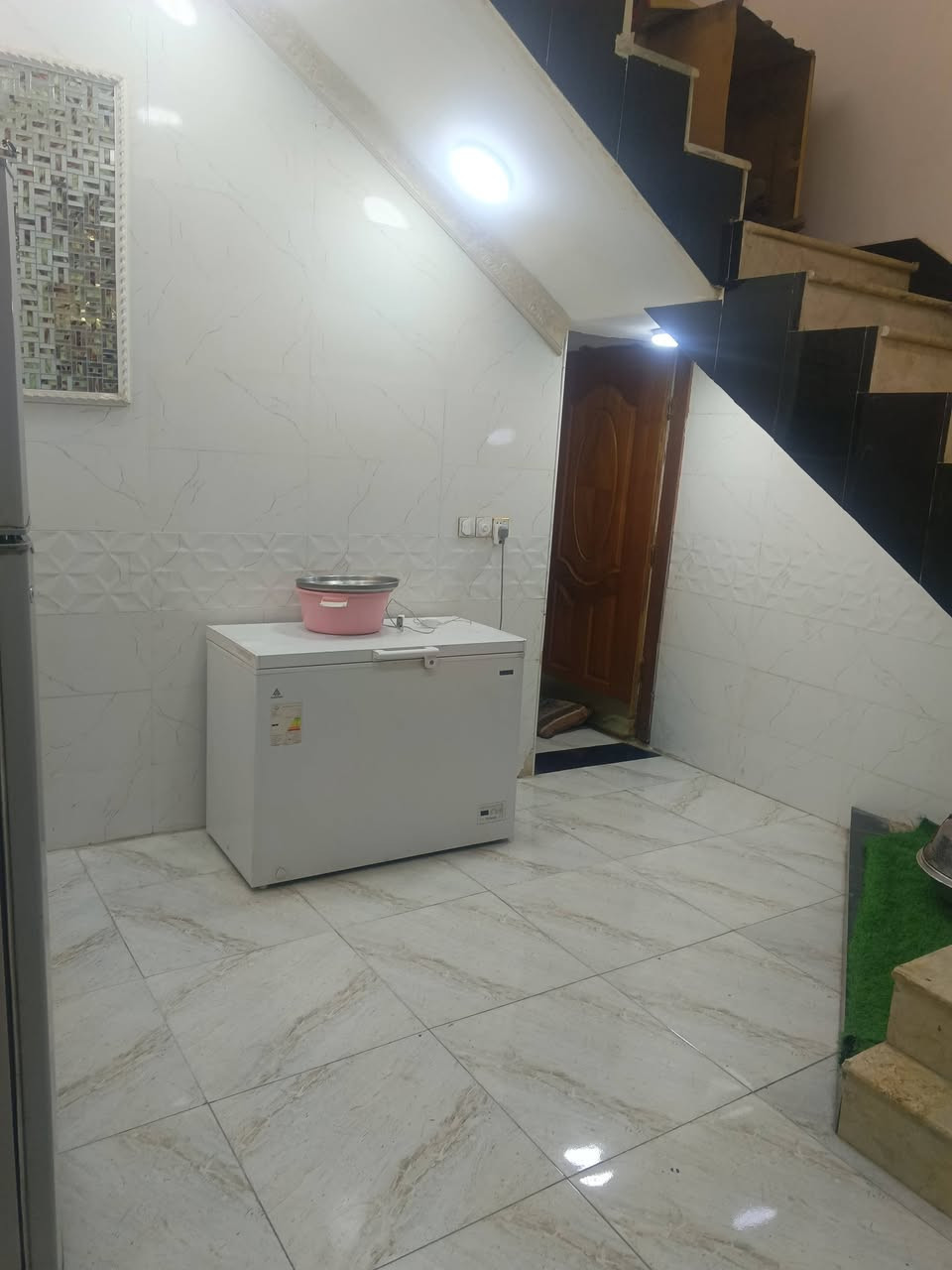 سعر 110 بيت 99 متر ركن طابوق جمهوري
يحتوي على غرفه واستقبال وصاله وصحيات داخليه وخارجيه ومطبخ حيل غدير 
شارع رئيسي بناء 24 
الاستفسار 
***********
