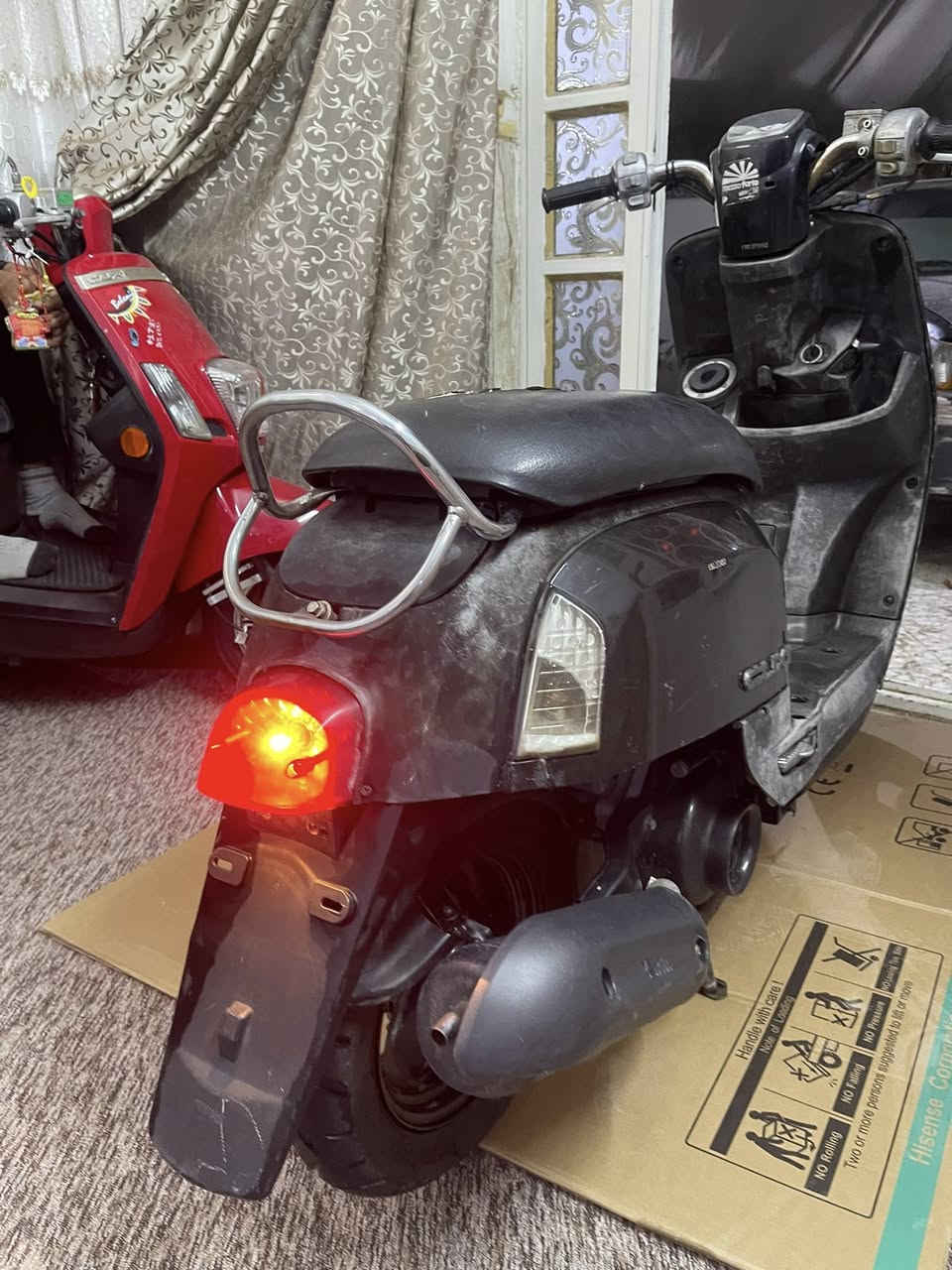 سلام عليكم بوليس كابريتر دراجه كله بلاديه كفرات كله مختمه بس شويه تعبانات ومشخطات بيه مكينة  تشك الكاع وناعمه ما تسمع صوتها كلشي شغال بيه من كهربائيات وعداد وكيج بانزين بريكات دراجه شغاله سلف هندر ما بيه كل نقص فقط باتريها تعبان مكان الأمين ثانية رقم *********** سعر 500 وبيه مجال
