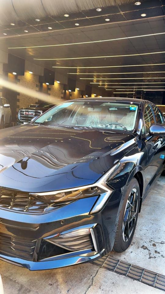 السلام عليكم  كيا k5موديل 2025 خليجي ضمان المجموعه الدوليه ماشبه 5 الاف السياره زيرو جديده جداً فول مواصفات بنوراما وجلد وكرسي كهرباء السياره بعدها بالضمان ويشمل تبديل دهن وفلاتر وسيرفت لمدة 12 تبديله مكانها بغداد ***********
