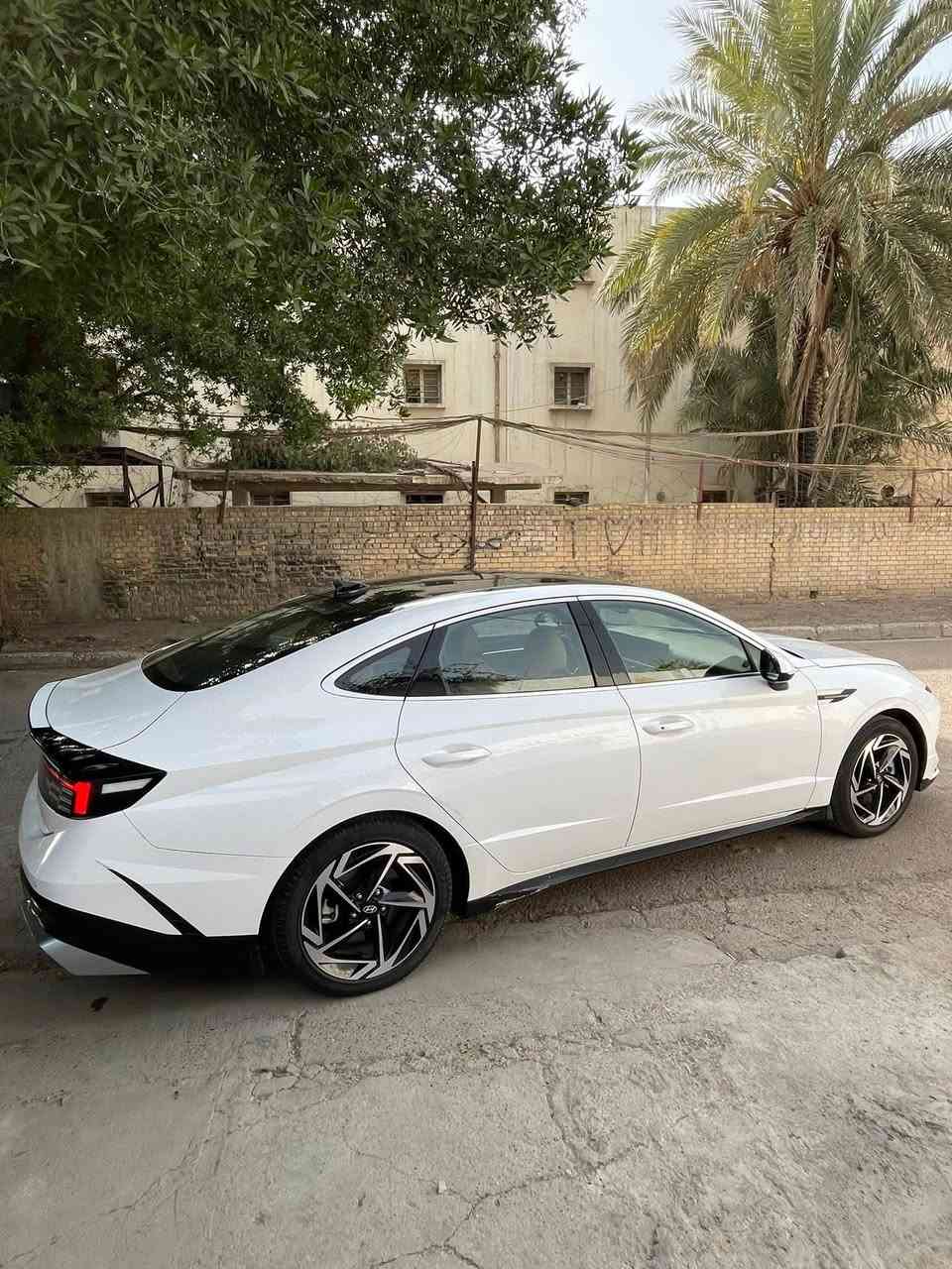 السلام عليكم
للبيع هونداي سوناتا 2024 مكفولة خليجي وكالة الاولى موتورز
فول مواصفات رقم بغداد بااسمي ماشية 25900 الف كيلو متر

المواصفات 

بصمة وتشغيل عن بعد 
سقف بانوراما
شاشة كبيرة ديجتال متصلة 
حجم المحرك 2500 
كير كهربائي 8 سرعات بالاستيرن
كشنات جلد 
كشنات كهرباء 
شحن وايرليس 
كامرا خلفية 360 
حساسات امامية وخلفية 
تبريد قطعتين 
لايت ليد عالي وناصي 
بك لايت مسطرة ليد
ويل حجم 19 
ليد بالدشبول الابواب
وباقي مواصفات الخليجي المعروفة
السيارة بيها مكانين بارد صغير  فقط موجود بالصور 
والباقي مكفول

السعر 228  ورقة وبيها مجال 
للاتصال *********** مكاني بغداد
