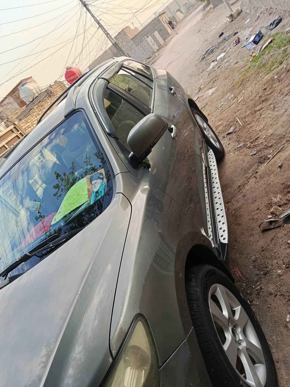 السلام عليكم سيارة سنتافي للبيع موديل 2009 وارد خليجي
مكينه 6 سلندر 2700 

تبريد 3 قطع 

سياره سبعه راكب 

حداديه جديده وتايرات جدد

رقم بغداد مميز سياره بأسمي مداور ثاني يوم

السياره مصبوغه حزام اثرجرد 

السعر مناسب جدآ  وبيها مجال حك جي 

***********راعي سياره

بي وتساب
