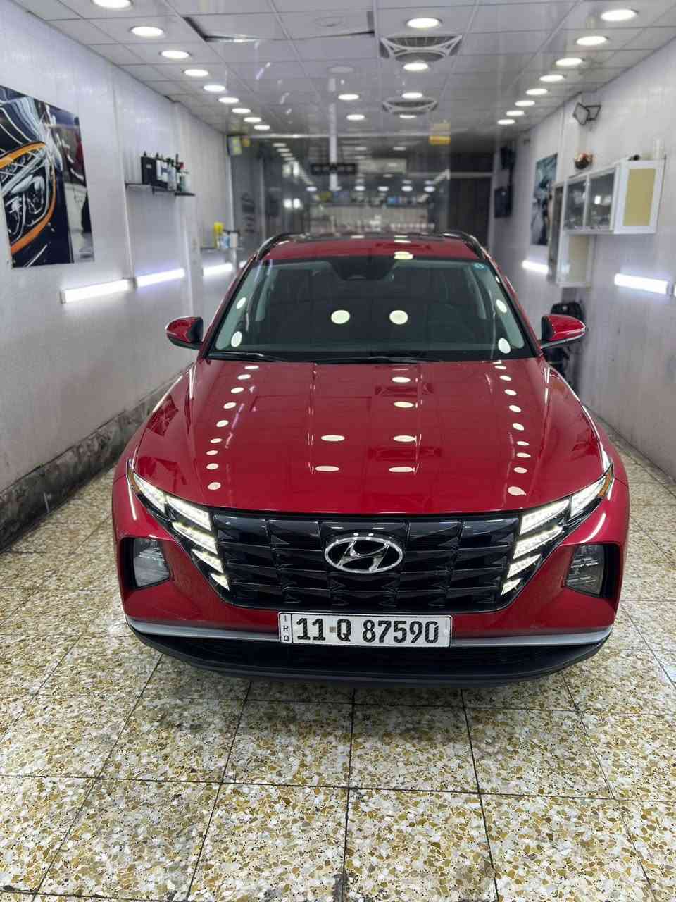 السلام عليكم 
توسان للبيع 
👈 ماشيه27 الف ميل  👉
موديل2022لون احمر دفع رباعي 
مواصفات السياره فول ماعدا ا بنراما و الجلد السياره فتحه سقف و شحن واير لس تدفئه كشنات هند بريك دكمه اوتو هولد و بعد بيههوايه مواصفات 
الحادث جاملغ خلفي جهة الصدر و و بابتين جهة الصدر مبدلات و مصبوغات و تكمه وصور الحادث موجوده بلصور 
مكان بغداد الكراده مجمع مشن 
للإستفسار الاتصال متوفر واتساب ***********
