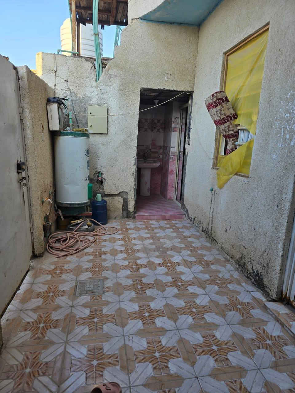 السلام عليكم...
بيت زراعي للبيع المساحه ١٦٨ متر يحتوي على استقبال صاله مطبخ غرفتين نوم صحيات داخليه وصحيات خارجيه ترك خلف البيت طارمه البيت مرتب يقع صوب بني ركاب قريب شارع ٣٠ الفرع ثاني شارع من تصعد شارع المشايه على اليمين الاتصال على رقم ***********
