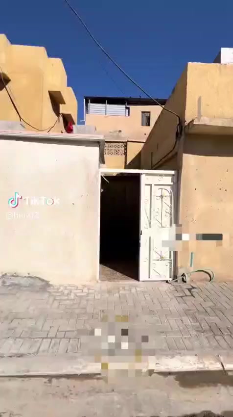 سلام وعليكم بيت للايجار في الجمعيات الثالثه قرب سنتر الخيرات البيت يحتوي غرفتين وصاله وصحيات وبي ساحه لعائله صغيره سعر الإيجار 550قابل للتفاوض الي يعجبه يراسل هاذ الرقم ***********
