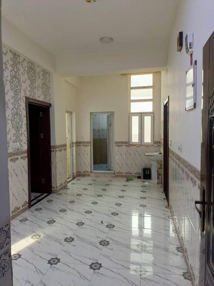 شقة للإيجار عوائل فقط في الرمادي شارع 40 وجهة مباشرتاً على شارع العام .
الشقة طابق ثالث ، نظام مصعد كهربائي و درج .
المصعد شغال وطنية فقط.

الشقة تتكون من غرف نوم عدد 2 وصالة ومطبخ و مجموعة صحيات.

كافة الخدمات متوفره من ماء وكهرباء وطنية و مولد.

المطبخ يحتوي على كاونتر و سنك.

#سعر الايجار 250الف قفل
استفسار والاتصال هذا رقم ***********
