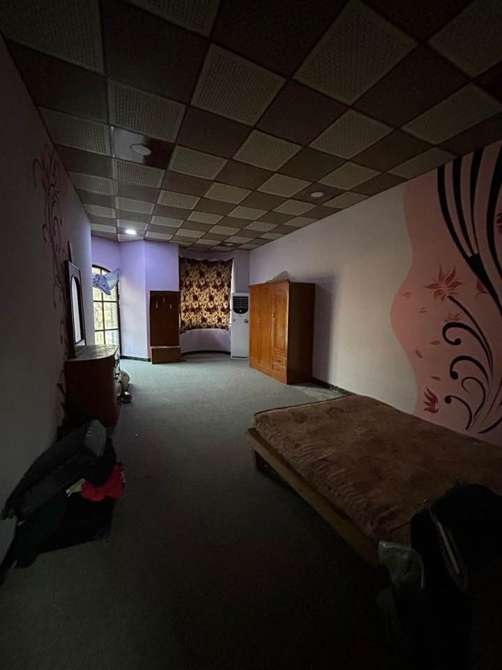 إعلان بيع بيت سكني مميز في الجمعيات الرابعة 

بيت للبيع بمواصفات ممتازة وتصميم عملي مناسب للعوائل :

📐 التفاصيل:

 • المساحة: 226 م²
 • الواجهة: 10 م
 • النزال: 22.6 م
 • عدد الطوابق: طابقين

🔹 الطابق الأول يتكون من:
 • 2 غرف نوم
 • مطبخ
 • هول
 • غرفة استقبال
 • صحيات داخلية وخارجية

🔹 الطابق الثاني يتكون من:

 • 4 غرف نوم
 • صالة واسعة
 • صحيات

البيت مرتب ومناسب للسكن العائلي، ويوفر مساحات مريحة وتوزيع عملي للغرف.

📞 للاستفسار والتواصل: ***********
