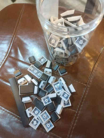 متوفر دكم كيبورد 
عنوان كركوك
العلبة ب 5.000
رقم التواصل واتس
***********
