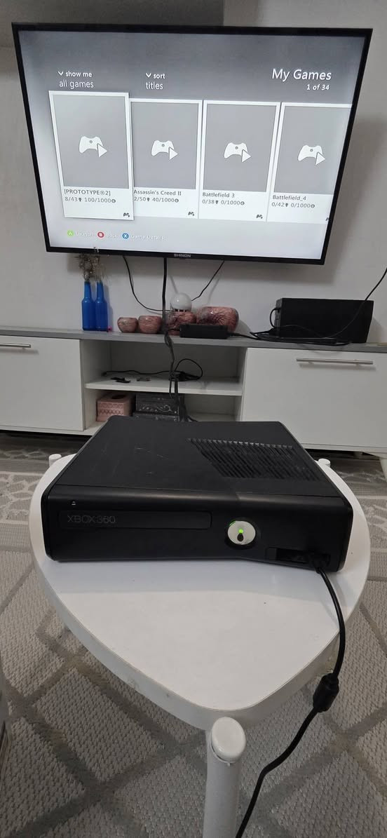 السلام عليكم.  جهاز xbox 360 ذاكرة ٢٥٠ مهكر يحتوي على ٣٣ لعبة مع ٣ جوستكات السعر ١٣٠ 
***********
