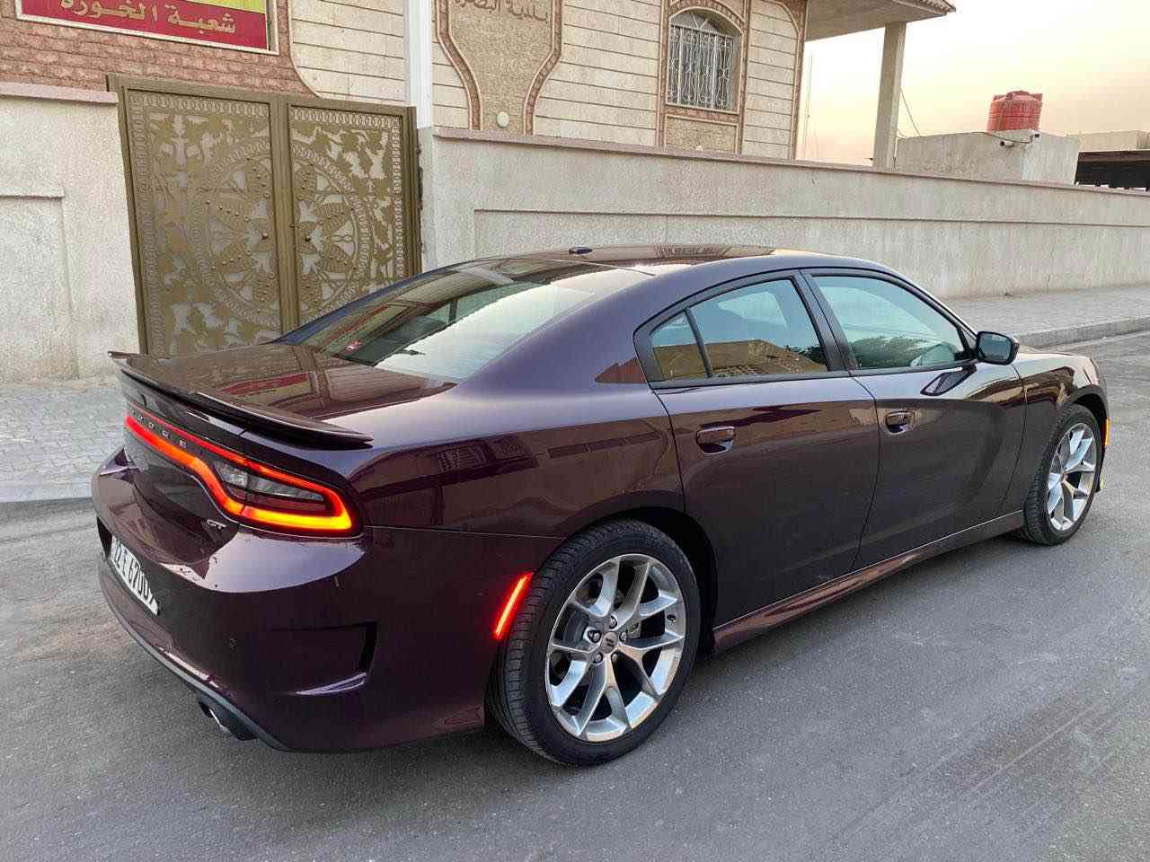 السلام عليكم
 للبيع او المراوس 
دوج جارجر GT خليجي وكالة هارلم
موديل 2021 لون مميز
رقم اربيل وكاله او تحويل بسمي السياره قبل شهر جددت سنويتها لل31 
مواصفات الخليجي معروفه 
سلايد السياره 
ماشيه 70 
لون مميز نظيفه وجديده السياره تجي وتشوفها بعينك
صار بيها شخط بين البابين صفحة الصدر ورشيته كلير شغل درجه اولى
سعرها 298$ وبيها مجال قليل
ملاحظه السياره مابيها نقص ولا الف دينار 
للتواصل *********** البصرة, العراق
